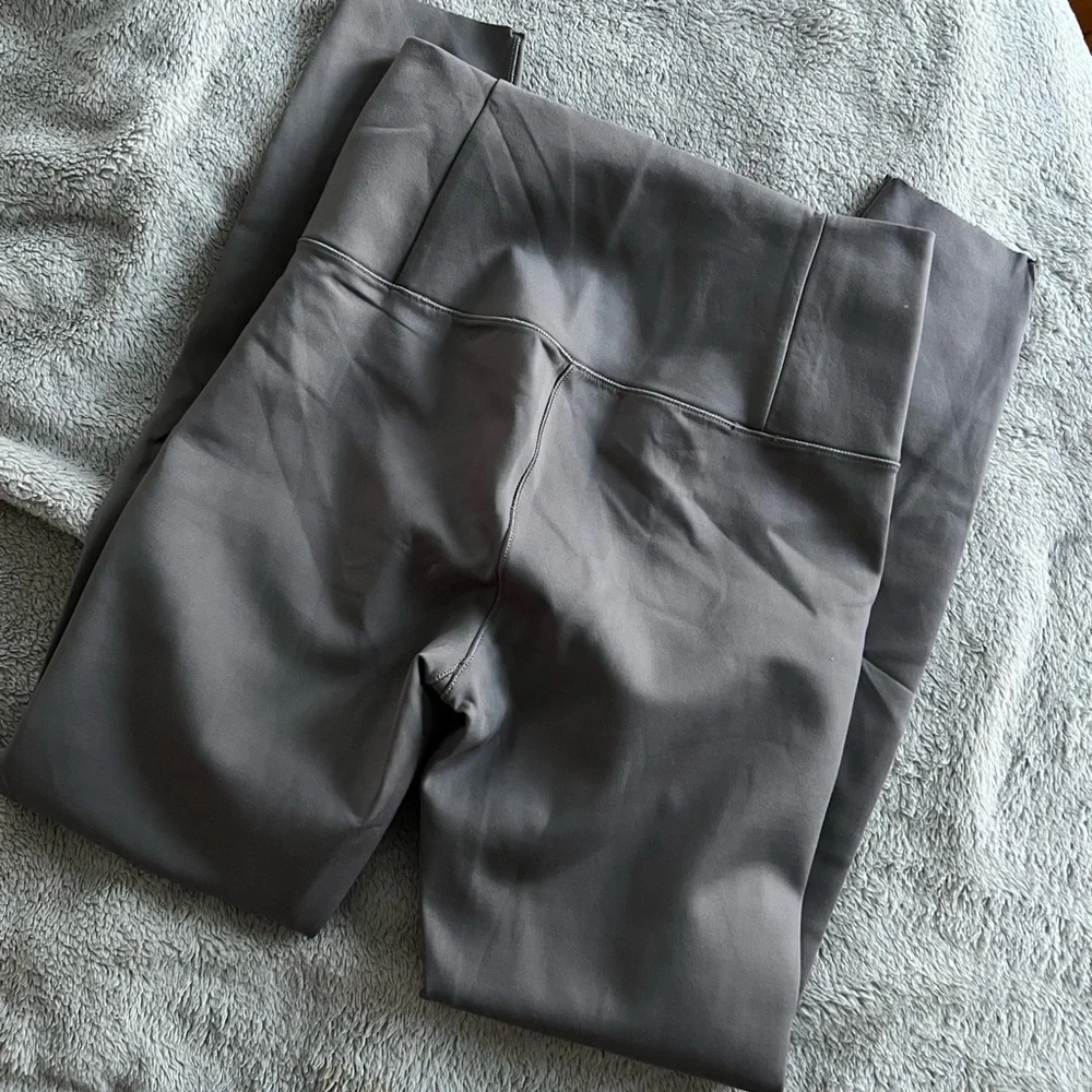 Vuori Women’s Evolve Smoke Gray Leggings Small - Picture 4 of 5